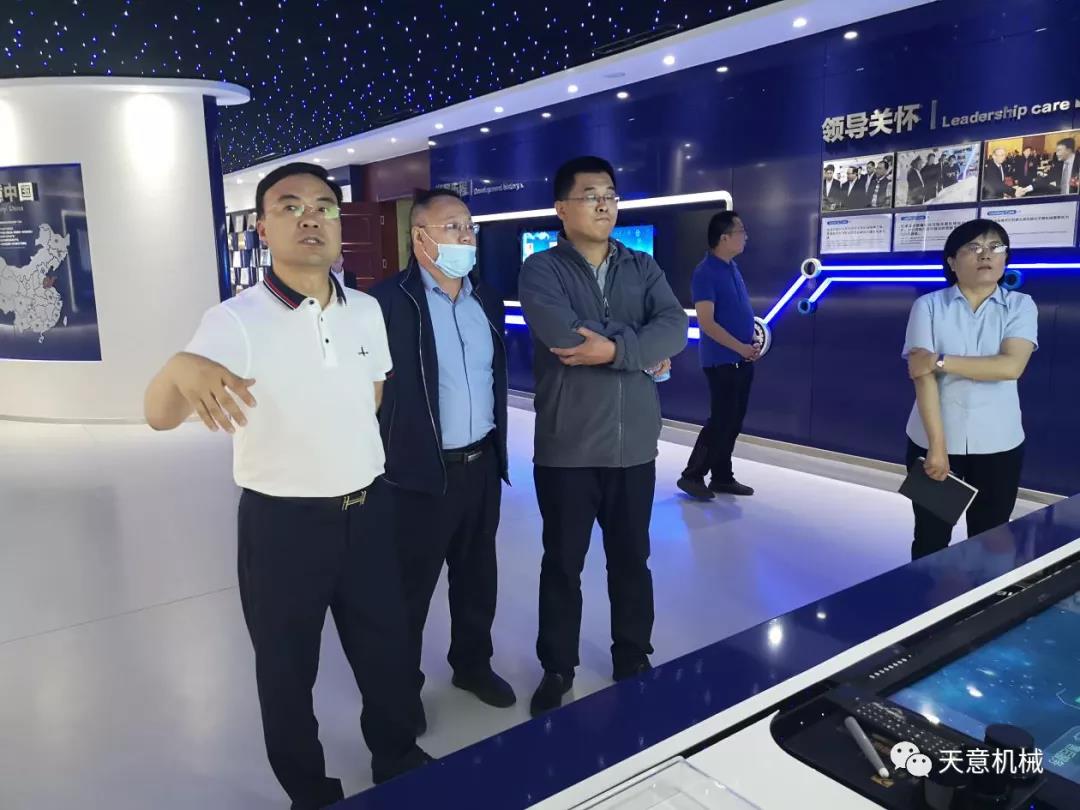 哈爾濱工業大學張教授、于教授蒞臨天意機械就智能焊接技術進行交流指導